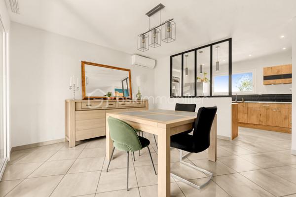Située sur la commune très recherchée de Plaisance-du-Touch (31830), découvrez cette agréable maison individuelle T5 construite en 2012, implantée sur une belle parcelle de 652 m², offrant de superbes prestations et un confort de vie idéal pour toute la famille.


Les Atouts du Bien

* Terrain : 652 m²
* Superficie habitable : 119m2 
* Consommation énergétique exemplaire : Classée DPE B (très économe en énergie) 
* Excellents équipements : Chauffage par pompe à chaleur (air/eau) sur plancher chauffant + poêle à bois (Label Flamme Verte) + panneaux solaires thermiques pour l'eau chaude sanitaire. 
* Confort d'été : Climatisation via pompe à chaleur air/air.   
Description Intérieure
La maison propose un aménagement fluide et fonctionnel de plain-pied :
* Espace de vie : Un lumineux séjour avec de belles ouvertures, une cuisine aménagée et une véranda agréable donnant sur l'extérieur.   
* Côté nuit : 3 chambres spacieuses avec parquet flottant, dont une suite parentale avec un dressing et salle d’eau.   
* Salles d'eau : Une salle de bains et une salle d'eau, offrant un confort optimal au quotidien.   
* Commodités : Un WC indépendant, une entrée avec rangements et un dégagement.   

Espaces Extérieurs & Dépendances

Profitez pleinement du jardin de 652 m² et des aménagements extérieurs complets :
* SPA & Détente : Un espace Pool house convivial avec SPA   
* Stationnement & Stockage : Un garage de 16 m² avec remise, un abri voiture (carport) ainsi qu'un abri de jardin et un puit avec arrosage intégré   

Informations Techniques & Diagnostics
* DPE : Classe B / GES : A