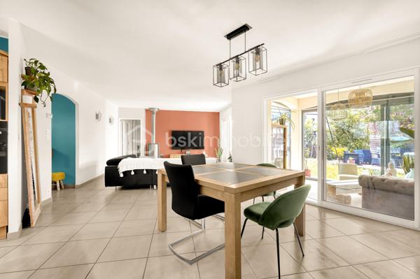Située sur la commune très recherchée de Plaisance-du-Touch (31830), découvrez cette agréable maison individuelle T5 construite en 2012, implantée sur une belle parcelle de 652 m², offrant de superbes prestations et un confort de vie idéal pour toute la famille.


Les Atouts du Bien

* Terrain : 652 m²
* Superficie habitable : 119m2 
* Consommation énergétique exemplaire : Classée DPE B (très économe en énergie) 
* Excellents équipements : Chauffage par pompe à chaleur (air/eau) sur plancher chauffant + poêle à bois (Label Flamme Verte) + panneaux solaires thermiques pour l'eau chaude sanitaire. 
* Confort d'été : Climatisation via pompe à chaleur air/air.   
Description Intérieure
La maison propose un aménagement fluide et fonctionnel de plain-pied :
* Espace de vie : Un lumineux séjour avec de belles ouvertures, une cuisine aménagée et une véranda agréable donnant sur l'extérieur.   
* Côté nuit : 3 chambres spacieuses avec parquet flottant, dont une suite parentale avec un dressing et salle d’eau.   
* Salles d'eau : Une salle de bains et une salle d'eau, offrant un confort optimal au quotidien.   
* Commodités : Un WC indépendant, une entrée avec rangements et un dégagement.   

Espaces Extérieurs & Dépendances

Profitez pleinement du jardin de 652 m² et des aménagements extérieurs complets :
* SPA & Détente : Un espace Pool house convivial avec SPA   
* Stationnement & Stockage : Un garage de 16 m² avec remise, un abri voiture (carport) ainsi qu'un abri de jardin et un puit avec arrosage intégré   

Informations Techniques & Diagnostics
* DPE : Classe B / GES : A