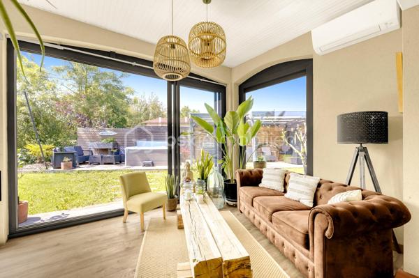 Située sur la commune très recherchée de Plaisance-du-Touch (31830), découvrez cette agréable maison individuelle T5 construite en 2012, implantée sur une belle parcelle de 652 m², offrant de superbes prestations et un confort de vie idéal pour toute la famille.


Les Atouts du Bien

* Terrain : 652 m²
* Superficie habitable : 119m2 
* Consommation énergétique exemplaire : Classée DPE B (très économe en énergie) 
* Excellents équipements : Chauffage par pompe à chaleur (air/eau) sur plancher chauffant + poêle à bois (Label Flamme Verte) + panneaux solaires thermiques pour l'eau chaude sanitaire. 
* Confort d'été : Climatisation via pompe à chaleur air/air.   
Description Intérieure
La maison propose un aménagement fluide et fonctionnel de plain-pied :
* Espace de vie : Un lumineux séjour avec de belles ouvertures, une cuisine aménagée et une véranda agréable donnant sur l'extérieur.   
* Côté nuit : 3 chambres spacieuses avec parquet flottant, dont une suite parentale avec un dressing et salle d’eau.   
* Salles d'eau : Une salle de bains et une salle d'eau, offrant un confort optimal au quotidien.   
* Commodités : Un WC indépendant, une entrée avec rangements et un dégagement.   

Espaces Extérieurs & Dépendances

Profitez pleinement du jardin de 652 m² et des aménagements extérieurs complets :
* SPA & Détente : Un espace Pool house convivial avec SPA   
* Stationnement & Stockage : Un garage de 16 m² avec remise, un abri voiture (carport) ainsi qu'un abri de jardin et un puit avec arrosage intégré   

Informations Techniques & Diagnostics
* DPE : Classe B / GES : A
