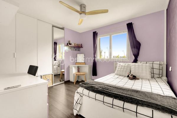 Située sur la commune très recherchée de Plaisance-du-Touch (31830), découvrez cette agréable maison individuelle T5 construite en 2012, implantée sur une belle parcelle de 652 m², offrant de superbes prestations et un confort de vie idéal pour toute la famille.


Les Atouts du Bien

* Terrain : 652 m²
* Superficie habitable : 119m2 
* Consommation énergétique exemplaire : Classée DPE B (très économe en énergie) 
* Excellents équipements : Chauffage par pompe à chaleur (air/eau) sur plancher chauffant + poêle à bois (Label Flamme Verte) + panneaux solaires thermiques pour l'eau chaude sanitaire. 
* Confort d'été : Climatisation via pompe à chaleur air/air.   
Description Intérieure
La maison propose un aménagement fluide et fonctionnel de plain-pied :
* Espace de vie : Un lumineux séjour avec de belles ouvertures, une cuisine aménagée et une véranda agréable donnant sur l'extérieur.   
* Côté nuit : 3 chambres spacieuses avec parquet flottant, dont une suite parentale avec un dressing et salle d’eau.   
* Salles d'eau : Une salle de bains et une salle d'eau, offrant un confort optimal au quotidien.   
* Commodités : Un WC indépendant, une entrée avec rangements et un dégagement.   

Espaces Extérieurs & Dépendances

Profitez pleinement du jardin de 652 m² et des aménagements extérieurs complets :
* SPA & Détente : Un espace Pool house convivial avec SPA   
* Stationnement & Stockage : Un garage de 16 m² avec remise, un abri voiture (carport) ainsi qu'un abri de jardin et un puit avec arrosage intégré   

Informations Techniques & Diagnostics
* DPE : Classe B / GES : A