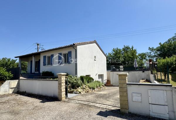 En exclusivité !

Située dans un secteur pavillonnaire calme de la commune de Saïx, cette agréable maison construite en 1985 développe environ 105 m² habitables sur sous-sol aménagé, complétés par un garage d’environ 50 m². L’ensemble est implanté sur une parcelle entièrement clôturée de 627 m² agrémentée d’une piscine sécurisée.

Dès l’entrée, vous découvrez une belle pièce de vie traversante et lumineuse d’environ 45 m² comprenant un salon, un séjour et une cuisine ouverte entièrement équipée. Cet espace convivial offre un accès direct à la terrasse arrière, au jardin et à la piscine, permettant de profiter pleinement des extérieurs.
L’espace nuit se compose de trois chambres d’environ 10 m² chacune, toutes équipées de placards, ainsi que d’une salle de bains avec WC.

Le sous-sol dispose d’une partie aménagée comprenant un espace buanderie ainsi qu’une chambre avec sa salle d’eau et son WC. Il offre également un vaste garage d’environ 50 m² équipé d’une porte motorisée.

À Noter :
Le poteau et les lignes électriques visibles sur les photos sont voués à disparaître dans le cadre d’un aménagement du réseau prévu avant la fin de l’année.

Points techniques :
* Chauffage par pompe à chaleur avec climatisation réversible (un split dans chaque chambre et un dans la pièce de vie) 
* Insert à bois 
* Production d’eau chaude par cumulus de 200 litres 
* Menuiseries en double vitrage avec volets roulants et volets battants en aluminium 
* Assainissement au tout-à-l’égout.

Confortable, fonctionnelle et parfaitement entretenue, cette maison offre un cadre de vie agréable qui répond aux besoins du quotidien.
Le village de Saïx dispose de l’ensemble des commodités nécessaires à la vie quotidienne, accessibles rapidement, avec commerces, services, écoles et infrastructures. La zone commerciale de la Chartreuse se rejoint également en quelques minutes seulement, offrant un accès pratique à une offre complète de commerces et de services.

L’organisation des visites se fait au : 06.51.97.28.57