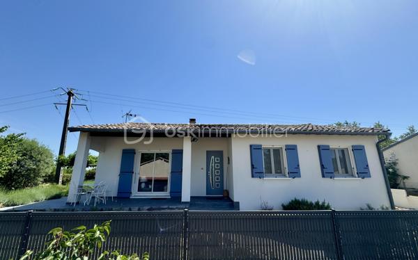 En exclusivité !

Située dans un secteur pavillonnaire calme de la commune de Saïx, cette agréable maison construite en 1985 développe environ 105 m² habitables sur sous-sol aménagé, complétés par un garage d’environ 50 m². L’ensemble est implanté sur une parcelle entièrement clôturée de 627 m² agrémentée d’une piscine sécurisée.

Dès l’entrée, vous découvrez une belle pièce de vie traversante et lumineuse d’environ 45 m² comprenant un salon, un séjour et une cuisine ouverte entièrement équipée. Cet espace convivial offre un accès direct à la terrasse arrière, au jardin et à la piscine, permettant de profiter pleinement des extérieurs.
L’espace nuit se compose de trois chambres d’environ 10 m² chacune, toutes équipées de placards, ainsi que d’une salle de bains avec WC.

Le sous-sol dispose d’une partie aménagée comprenant un espace buanderie ainsi qu’une chambre avec sa salle d’eau et son WC. Il offre également un vaste garage d’environ 50 m² équipé d’une porte motorisée.

À Noter :
Le poteau et les lignes électriques visibles sur les photos sont voués à disparaître dans le cadre d’un aménagement du réseau prévu avant la fin de l’année.

Points techniques :
* Chauffage par pompe à chaleur avec climatisation réversible (un split dans chaque chambre et un dans la pièce de vie) 
* Insert à bois 
* Production d’eau chaude par cumulus de 200 litres 
* Menuiseries en double vitrage avec volets roulants et volets battants en aluminium 
* Assainissement au tout-à-l’égout.

Confortable, fonctionnelle et parfaitement entretenue, cette maison offre un cadre de vie agréable qui répond aux besoins du quotidien.
Le village de Saïx dispose de l’ensemble des commodités nécessaires à la vie quotidienne, accessibles rapidement, avec commerces, services, écoles et infrastructures. La zone commerciale de la Chartreuse se rejoint également en quelques minutes seulement, offrant un accès pratique à une offre complète de commerces et de services.

L’organisation des visites se fait au : 06.51.97.28.57
