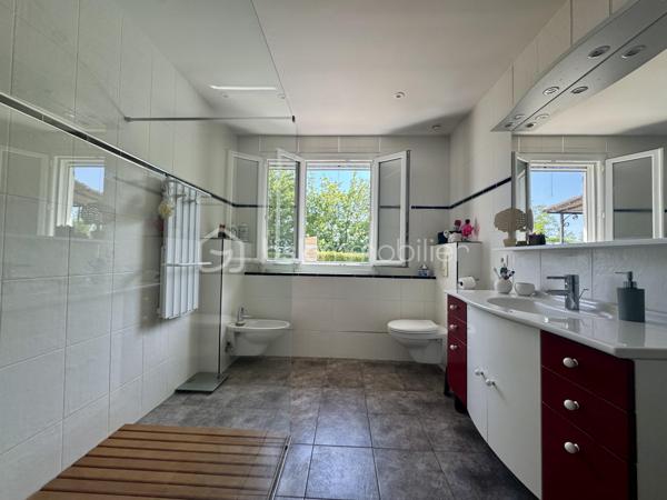 En exclusivité !

Située dans un secteur pavillonnaire calme de la commune de Saïx, cette agréable maison construite en 1985 développe environ 105 m² habitables sur sous-sol aménagé, complétés par un garage d’environ 50 m². L’ensemble est implanté sur une parcelle entièrement clôturée de 627 m² agrémentée d’une piscine sécurisée.

Dès l’entrée, vous découvrez une belle pièce de vie traversante et lumineuse d’environ 45 m² comprenant un salon, un séjour et une cuisine ouverte entièrement équipée. Cet espace convivial offre un accès direct à la terrasse arrière, au jardin et à la piscine, permettant de profiter pleinement des extérieurs.
L’espace nuit se compose de trois chambres d’environ 10 m² chacune, toutes équipées de placards, ainsi que d’une salle de bains avec WC.

Le sous-sol dispose d’une partie aménagée comprenant un espace buanderie ainsi qu’une chambre avec sa salle d’eau et son WC. Il offre également un vaste garage d’environ 50 m² équipé d’une porte motorisée.

À Noter :
Le poteau et les lignes électriques visibles sur les photos sont voués à disparaître dans le cadre d’un aménagement du réseau prévu avant la fin de l’année.

Points techniques :
* Chauffage par pompe à chaleur avec climatisation réversible (un split dans chaque chambre et un dans la pièce de vie) 
* Insert à bois 
* Production d’eau chaude par cumulus de 200 litres 
* Menuiseries en double vitrage avec volets roulants et volets battants en aluminium 
* Assainissement au tout-à-l’égout.

Confortable, fonctionnelle et parfaitement entretenue, cette maison offre un cadre de vie agréable qui répond aux besoins du quotidien.
Le village de Saïx dispose de l’ensemble des commodités nécessaires à la vie quotidienne, accessibles rapidement, avec commerces, services, écoles et infrastructures. La zone commerciale de la Chartreuse se rejoint également en quelques minutes seulement, offrant un accès pratique à une offre complète de commerces et de services.

L’organisation des visites se fait au : 06.51.97.28.57