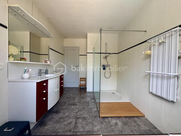 En exclusivité !

Située dans un secteur pavillonnaire calme de la commune de Saïx, cette agréable maison construite en 1985 développe environ 105 m² habitables sur sous-sol aménagé, complétés par un garage d’environ 50 m². L’ensemble est implanté sur une parcelle entièrement clôturée de 627 m² agrémentée d’une piscine sécurisée.

Dès l’entrée, vous découvrez une belle pièce de vie traversante et lumineuse d’environ 45 m² comprenant un salon, un séjour et une cuisine ouverte entièrement équipée. Cet espace convivial offre un accès direct à la terrasse arrière, au jardin et à la piscine, permettant de profiter pleinement des extérieurs.
L’espace nuit se compose de trois chambres d’environ 10 m² chacune, toutes équipées de placards, ainsi que d’une salle de bains avec WC.

Le sous-sol dispose d’une partie aménagée comprenant un espace buanderie ainsi qu’une chambre avec sa salle d’eau et son WC. Il offre également un vaste garage d’environ 50 m² équipé d’une porte motorisée.

À Noter :
Le poteau et les lignes électriques visibles sur les photos sont voués à disparaître dans le cadre d’un aménagement du réseau prévu avant la fin de l’année.

Points techniques :
* Chauffage par pompe à chaleur avec climatisation réversible (un split dans chaque chambre et un dans la pièce de vie) 
* Insert à bois 
* Production d’eau chaude par cumulus de 200 litres 
* Menuiseries en double vitrage avec volets roulants et volets battants en aluminium 
* Assainissement au tout-à-l’égout.

Confortable, fonctionnelle et parfaitement entretenue, cette maison offre un cadre de vie agréable qui répond aux besoins du quotidien.
Le village de Saïx dispose de l’ensemble des commodités nécessaires à la vie quotidienne, accessibles rapidement, avec commerces, services, écoles et infrastructures. La zone commerciale de la Chartreuse se rejoint également en quelques minutes seulement, offrant un accès pratique à une offre complète de commerces et de services.

L’organisation des visites se fait au : 06.51.97.28.57