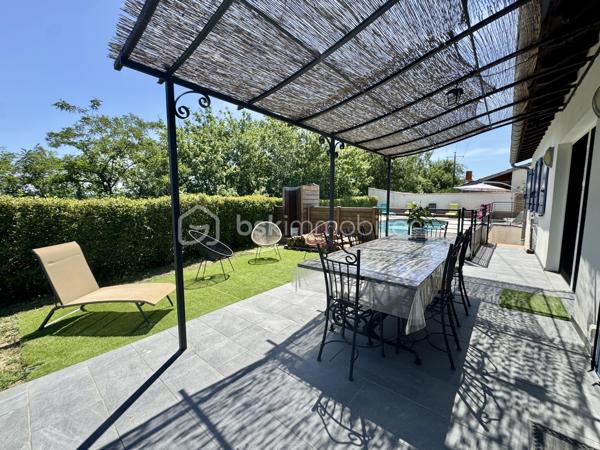 En exclusivité !

Située dans un secteur pavillonnaire calme de la commune de Saïx, cette agréable maison construite en 1985 développe environ 105 m² habitables sur sous-sol aménagé, complétés par un garage d’environ 50 m². L’ensemble est implanté sur une parcelle entièrement clôturée de 627 m² agrémentée d’une piscine sécurisée.

Dès l’entrée, vous découvrez une belle pièce de vie traversante et lumineuse d’environ 45 m² comprenant un salon, un séjour et une cuisine ouverte entièrement équipée. Cet espace convivial offre un accès direct à la terrasse arrière, au jardin et à la piscine, permettant de profiter pleinement des extérieurs.
L’espace nuit se compose de trois chambres d’environ 10 m² chacune, toutes équipées de placards, ainsi que d’une salle de bains avec WC.

Le sous-sol dispose d’une partie aménagée comprenant un espace buanderie ainsi qu’une chambre avec sa salle d’eau et son WC. Il offre également un vaste garage d’environ 50 m² équipé d’une porte motorisée.

À Noter :
Le poteau et les lignes électriques visibles sur les photos sont voués à disparaître dans le cadre d’un aménagement du réseau prévu avant la fin de l’année.

Points techniques :
* Chauffage par pompe à chaleur avec climatisation réversible (un split dans chaque chambre et un dans la pièce de vie) 
* Insert à bois 
* Production d’eau chaude par cumulus de 200 litres 
* Menuiseries en double vitrage avec volets roulants et volets battants en aluminium 
* Assainissement au tout-à-l’égout.

Confortable, fonctionnelle et parfaitement entretenue, cette maison offre un cadre de vie agréable qui répond aux besoins du quotidien.
Le village de Saïx dispose de l’ensemble des commodités nécessaires à la vie quotidienne, accessibles rapidement, avec commerces, services, écoles et infrastructures. La zone commerciale de la Chartreuse se rejoint également en quelques minutes seulement, offrant un accès pratique à une offre complète de commerces et de services.

L’organisation des visites se fait au : 06.51.97.28.57