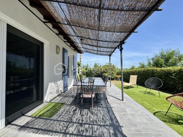 En exclusivité !

Située dans un secteur pavillonnaire calme de la commune de Saïx, cette agréable maison construite en 1985 développe environ 105 m² habitables sur sous-sol aménagé, complétés par un garage d’environ 50 m². L’ensemble est implanté sur une parcelle entièrement clôturée de 627 m² agrémentée d’une piscine sécurisée.

Dès l’entrée, vous découvrez une belle pièce de vie traversante et lumineuse d’environ 45 m² comprenant un salon, un séjour et une cuisine ouverte entièrement équipée. Cet espace convivial offre un accès direct à la terrasse arrière, au jardin et à la piscine, permettant de profiter pleinement des extérieurs.
L’espace nuit se compose de trois chambres d’environ 10 m² chacune, toutes équipées de placards, ainsi que d’une salle de bains avec WC.

Le sous-sol dispose d’une partie aménagée comprenant un espace buanderie ainsi qu’une chambre avec sa salle d’eau et son WC. Il offre également un vaste garage d’environ 50 m² équipé d’une porte motorisée.

À Noter :
Le poteau et les lignes électriques visibles sur les photos sont voués à disparaître dans le cadre d’un aménagement du réseau prévu avant la fin de l’année.

Points techniques :
* Chauffage par pompe à chaleur avec climatisation réversible (un split dans chaque chambre et un dans la pièce de vie) 
* Insert à bois 
* Production d’eau chaude par cumulus de 200 litres 
* Menuiseries en double vitrage avec volets roulants et volets battants en aluminium 
* Assainissement au tout-à-l’égout.

Confortable, fonctionnelle et parfaitement entretenue, cette maison offre un cadre de vie agréable qui répond aux besoins du quotidien.
Le village de Saïx dispose de l’ensemble des commodités nécessaires à la vie quotidienne, accessibles rapidement, avec commerces, services, écoles et infrastructures. La zone commerciale de la Chartreuse se rejoint également en quelques minutes seulement, offrant un accès pratique à une offre complète de commerces et de services.

L’organisation des visites se fait au : 06.51.97.28.57