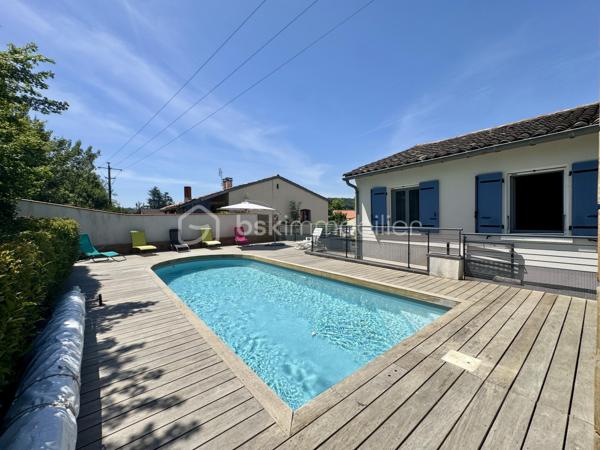 En exclusivité !

Située dans un secteur pavillonnaire calme de la commune de Saïx, cette agréable maison construite en 1985 développe environ 105 m² habitables sur sous-sol aménagé, complétés par un garage d’environ 50 m². L’ensemble est implanté sur une parcelle entièrement clôturée de 627 m² agrémentée d’une piscine sécurisée.

Dès l’entrée, vous découvrez une belle pièce de vie traversante et lumineuse d’environ 45 m² comprenant un salon, un séjour et une cuisine ouverte entièrement équipée. Cet espace convivial offre un accès direct à la terrasse arrière, au jardin et à la piscine, permettant de profiter pleinement des extérieurs.
L’espace nuit se compose de trois chambres d’environ 10 m² chacune, toutes équipées de placards, ainsi que d’une salle de bains avec WC.

Le sous-sol dispose d’une partie aménagée comprenant un espace buanderie ainsi qu’une chambre avec sa salle d’eau et son WC. Il offre également un vaste garage d’environ 50 m² équipé d’une porte motorisée.

À Noter :
Le poteau et les lignes électriques visibles sur les photos sont voués à disparaître dans le cadre d’un aménagement du réseau prévu avant la fin de l’année.

Points techniques :
* Chauffage par pompe à chaleur avec climatisation réversible (un split dans chaque chambre et un dans la pièce de vie) 
* Insert à bois 
* Production d’eau chaude par cumulus de 200 litres 
* Menuiseries en double vitrage avec volets roulants et volets battants en aluminium 
* Assainissement au tout-à-l’égout.

Confortable, fonctionnelle et parfaitement entretenue, cette maison offre un cadre de vie agréable qui répond aux besoins du quotidien.
Le village de Saïx dispose de l’ensemble des commodités nécessaires à la vie quotidienne, accessibles rapidement, avec commerces, services, écoles et infrastructures. La zone commerciale de la Chartreuse se rejoint également en quelques minutes seulement, offrant un accès pratique à une offre complète de commerces et de services.

L’organisation des visites se fait au : 06.51.97.28.57