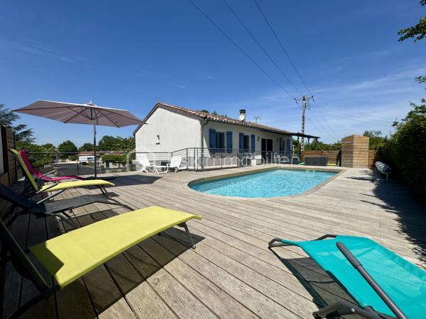 En exclusivité !

Située dans un secteur pavillonnaire calme de la commune de Saïx, cette agréable maison construite en 1985 développe environ 105 m² habitables sur sous-sol aménagé, complétés par un garage d’environ 50 m². L’ensemble est implanté sur une parcelle entièrement clôturée de 627 m² agrémentée d’une piscine sécurisée.

Dès l’entrée, vous découvrez une belle pièce de vie traversante et lumineuse d’environ 45 m² comprenant un salon, un séjour et une cuisine ouverte entièrement équipée. Cet espace convivial offre un accès direct à la terrasse arrière, au jardin et à la piscine, permettant de profiter pleinement des extérieurs.
L’espace nuit se compose de trois chambres d’environ 10 m² chacune, toutes équipées de placards, ainsi que d’une salle de bains avec WC.

Le sous-sol dispose d’une partie aménagée comprenant un espace buanderie ainsi qu’une chambre avec sa salle d’eau et son WC. Il offre également un vaste garage d’environ 50 m² équipé d’une porte motorisée.

À Noter :
Le poteau et les lignes électriques visibles sur les photos sont voués à disparaître dans le cadre d’un aménagement du réseau prévu avant la fin de l’année.

Points techniques :
* Chauffage par pompe à chaleur avec climatisation réversible (un split dans chaque chambre et un dans la pièce de vie) 
* Insert à bois 
* Production d’eau chaude par cumulus de 200 litres 
* Menuiseries en double vitrage avec volets roulants et volets battants en aluminium 
* Assainissement au tout-à-l’égout.

Confortable, fonctionnelle et parfaitement entretenue, cette maison offre un cadre de vie agréable qui répond aux besoins du quotidien.
Le village de Saïx dispose de l’ensemble des commodités nécessaires à la vie quotidienne, accessibles rapidement, avec commerces, services, écoles et infrastructures. La zone commerciale de la Chartreuse se rejoint également en quelques minutes seulement, offrant un accès pratique à une offre complète de commerces et de services.

L’organisation des visites se fait au : 06.51.97.28.57