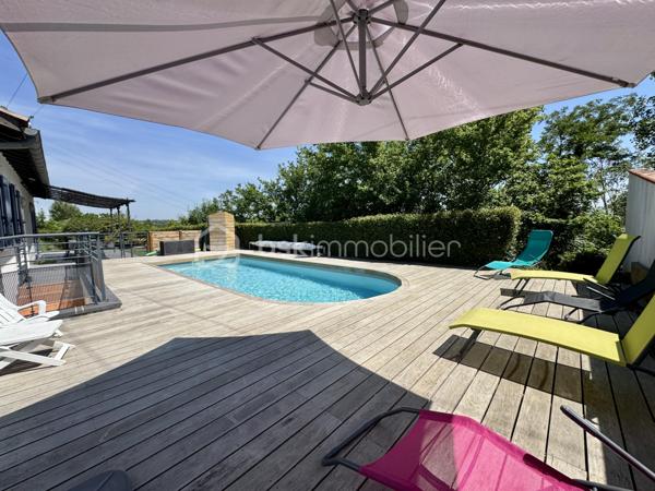 En exclusivité !

Située dans un secteur pavillonnaire calme de la commune de Saïx, cette agréable maison construite en 1985 développe environ 105 m² habitables sur sous-sol aménagé, complétés par un garage d’environ 50 m². L’ensemble est implanté sur une parcelle entièrement clôturée de 627 m² agrémentée d’une piscine sécurisée.

Dès l’entrée, vous découvrez une belle pièce de vie traversante et lumineuse d’environ 45 m² comprenant un salon, un séjour et une cuisine ouverte entièrement équipée. Cet espace convivial offre un accès direct à la terrasse arrière, au jardin et à la piscine, permettant de profiter pleinement des extérieurs.
L’espace nuit se compose de trois chambres d’environ 10 m² chacune, toutes équipées de placards, ainsi que d’une salle de bains avec WC.

Le sous-sol dispose d’une partie aménagée comprenant un espace buanderie ainsi qu’une chambre avec sa salle d’eau et son WC. Il offre également un vaste garage d’environ 50 m² équipé d’une porte motorisée.

À Noter :
Le poteau et les lignes électriques visibles sur les photos sont voués à disparaître dans le cadre d’un aménagement du réseau prévu avant la fin de l’année.

Points techniques :
* Chauffage par pompe à chaleur avec climatisation réversible (un split dans chaque chambre et un dans la pièce de vie) 
* Insert à bois 
* Production d’eau chaude par cumulus de 200 litres 
* Menuiseries en double vitrage avec volets roulants et volets battants en aluminium 
* Assainissement au tout-à-l’égout.

Confortable, fonctionnelle et parfaitement entretenue, cette maison offre un cadre de vie agréable qui répond aux besoins du quotidien.
Le village de Saïx dispose de l’ensemble des commodités nécessaires à la vie quotidienne, accessibles rapidement, avec commerces, services, écoles et infrastructures. La zone commerciale de la Chartreuse se rejoint également en quelques minutes seulement, offrant un accès pratique à une offre complète de commerces et de services.

L’organisation des visites se fait au : 06.51.97.28.57