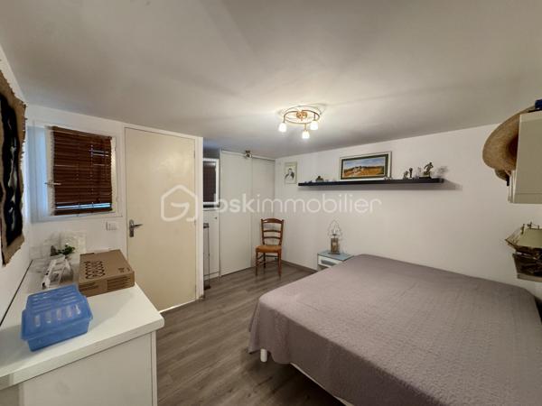 En exclusivité !

Située dans un secteur pavillonnaire calme de la commune de Saïx, cette agréable maison construite en 1985 développe environ 105 m² habitables sur sous-sol aménagé, complétés par un garage d’environ 50 m². L’ensemble est implanté sur une parcelle entièrement clôturée de 627 m² agrémentée d’une piscine sécurisée.

Dès l’entrée, vous découvrez une belle pièce de vie traversante et lumineuse d’environ 45 m² comprenant un salon, un séjour et une cuisine ouverte entièrement équipée. Cet espace convivial offre un accès direct à la terrasse arrière, au jardin et à la piscine, permettant de profiter pleinement des extérieurs.
L’espace nuit se compose de trois chambres d’environ 10 m² chacune, toutes équipées de placards, ainsi que d’une salle de bains avec WC.

Le sous-sol dispose d’une partie aménagée comprenant un espace buanderie ainsi qu’une chambre avec sa salle d’eau et son WC. Il offre également un vaste garage d’environ 50 m² équipé d’une porte motorisée.

À Noter :
Le poteau et les lignes électriques visibles sur les photos sont voués à disparaître dans le cadre d’un aménagement du réseau prévu avant la fin de l’année.

Points techniques :
* Chauffage par pompe à chaleur avec climatisation réversible (un split dans chaque chambre et un dans la pièce de vie) 
* Insert à bois 
* Production d’eau chaude par cumulus de 200 litres 
* Menuiseries en double vitrage avec volets roulants et volets battants en aluminium 
* Assainissement au tout-à-l’égout.

Confortable, fonctionnelle et parfaitement entretenue, cette maison offre un cadre de vie agréable qui répond aux besoins du quotidien.
Le village de Saïx dispose de l’ensemble des commodités nécessaires à la vie quotidienne, accessibles rapidement, avec commerces, services, écoles et infrastructures. La zone commerciale de la Chartreuse se rejoint également en quelques minutes seulement, offrant un accès pratique à une offre complète de commerces et de services.

L’organisation des visites se fait au : 06.51.97.28.57