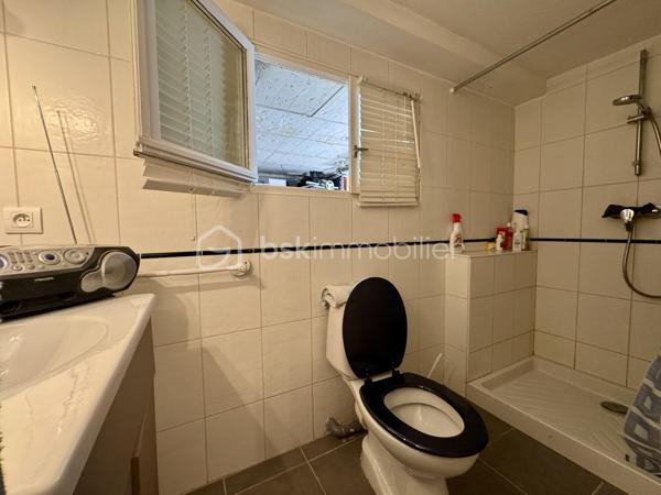 En exclusivité !

Située dans un secteur pavillonnaire calme de la commune de Saïx, cette agréable maison construite en 1985 développe environ 105 m² habitables sur sous-sol aménagé, complétés par un garage d’environ 50 m². L’ensemble est implanté sur une parcelle entièrement clôturée de 627 m² agrémentée d’une piscine sécurisée.

Dès l’entrée, vous découvrez une belle pièce de vie traversante et lumineuse d’environ 45 m² comprenant un salon, un séjour et une cuisine ouverte entièrement équipée. Cet espace convivial offre un accès direct à la terrasse arrière, au jardin et à la piscine, permettant de profiter pleinement des extérieurs.
L’espace nuit se compose de trois chambres d’environ 10 m² chacune, toutes équipées de placards, ainsi que d’une salle de bains avec WC.

Le sous-sol dispose d’une partie aménagée comprenant un espace buanderie ainsi qu’une chambre avec sa salle d’eau et son WC. Il offre également un vaste garage d’environ 50 m² équipé d’une porte motorisée.

À Noter :
Le poteau et les lignes électriques visibles sur les photos sont voués à disparaître dans le cadre d’un aménagement du réseau prévu avant la fin de l’année.

Points techniques :
* Chauffage par pompe à chaleur avec climatisation réversible (un split dans chaque chambre et un dans la pièce de vie) 
* Insert à bois 
* Production d’eau chaude par cumulus de 200 litres 
* Menuiseries en double vitrage avec volets roulants et volets battants en aluminium 
* Assainissement au tout-à-l’égout.

Confortable, fonctionnelle et parfaitement entretenue, cette maison offre un cadre de vie agréable qui répond aux besoins du quotidien.
Le village de Saïx dispose de l’ensemble des commodités nécessaires à la vie quotidienne, accessibles rapidement, avec commerces, services, écoles et infrastructures. La zone commerciale de la Chartreuse se rejoint également en quelques minutes seulement, offrant un accès pratique à une offre complète de commerces et de services.

L’organisation des visites se fait au : 06.51.97.28.57