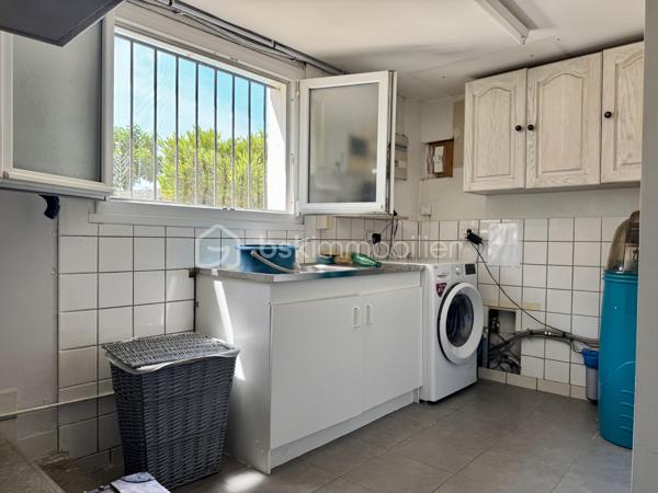 En exclusivité !

Située dans un secteur pavillonnaire calme de la commune de Saïx, cette agréable maison construite en 1985 développe environ 105 m² habitables sur sous-sol aménagé, complétés par un garage d’environ 50 m². L’ensemble est implanté sur une parcelle entièrement clôturée de 627 m² agrémentée d’une piscine sécurisée.

Dès l’entrée, vous découvrez une belle pièce de vie traversante et lumineuse d’environ 45 m² comprenant un salon, un séjour et une cuisine ouverte entièrement équipée. Cet espace convivial offre un accès direct à la terrasse arrière, au jardin et à la piscine, permettant de profiter pleinement des extérieurs.
L’espace nuit se compose de trois chambres d’environ 10 m² chacune, toutes équipées de placards, ainsi que d’une salle de bains avec WC.

Le sous-sol dispose d’une partie aménagée comprenant un espace buanderie ainsi qu’une chambre avec sa salle d’eau et son WC. Il offre également un vaste garage d’environ 50 m² équipé d’une porte motorisée.

À Noter :
Le poteau et les lignes électriques visibles sur les photos sont voués à disparaître dans le cadre d’un aménagement du réseau prévu avant la fin de l’année.

Points techniques :
* Chauffage par pompe à chaleur avec climatisation réversible (un split dans chaque chambre et un dans la pièce de vie) 
* Insert à bois 
* Production d’eau chaude par cumulus de 200 litres 
* Menuiseries en double vitrage avec volets roulants et volets battants en aluminium 
* Assainissement au tout-à-l’égout.

Confortable, fonctionnelle et parfaitement entretenue, cette maison offre un cadre de vie agréable qui répond aux besoins du quotidien.
Le village de Saïx dispose de l’ensemble des commodités nécessaires à la vie quotidienne, accessibles rapidement, avec commerces, services, écoles et infrastructures. La zone commerciale de la Chartreuse se rejoint également en quelques minutes seulement, offrant un accès pratique à une offre complète de commerces et de services.

L’organisation des visites se fait au : 06.51.97.28.57