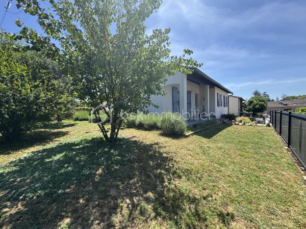 En exclusivité !

Située dans un secteur pavillonnaire calme de la commune de Saïx, cette agréable maison construite en 1985 développe environ 105 m² habitables sur sous-sol aménagé, complétés par un garage d’environ 50 m². L’ensemble est implanté sur une parcelle entièrement clôturée de 627 m² agrémentée d’une piscine sécurisée.

Dès l’entrée, vous découvrez une belle pièce de vie traversante et lumineuse d’environ 45 m² comprenant un salon, un séjour et une cuisine ouverte entièrement équipée. Cet espace convivial offre un accès direct à la terrasse arrière, au jardin et à la piscine, permettant de profiter pleinement des extérieurs.
L’espace nuit se compose de trois chambres d’environ 10 m² chacune, toutes équipées de placards, ainsi que d’une salle de bains avec WC.

Le sous-sol dispose d’une partie aménagée comprenant un espace buanderie ainsi qu’une chambre avec sa salle d’eau et son WC. Il offre également un vaste garage d’environ 50 m² équipé d’une porte motorisée.

À Noter :
Le poteau et les lignes électriques visibles sur les photos sont voués à disparaître dans le cadre d’un aménagement du réseau prévu avant la fin de l’année.

Points techniques :
* Chauffage par pompe à chaleur avec climatisation réversible (un split dans chaque chambre et un dans la pièce de vie) 
* Insert à bois 
* Production d’eau chaude par cumulus de 200 litres 
* Menuiseries en double vitrage avec volets roulants et volets battants en aluminium 
* Assainissement au tout-à-l’égout.

Confortable, fonctionnelle et parfaitement entretenue, cette maison offre un cadre de vie agréable qui répond aux besoins du quotidien.
Le village de Saïx dispose de l’ensemble des commodités nécessaires à la vie quotidienne, accessibles rapidement, avec commerces, services, écoles et infrastructures. La zone commerciale de la Chartreuse se rejoint également en quelques minutes seulement, offrant un accès pratique à une offre complète de commerces et de services.

L’organisation des visites se fait au : 06.51.97.28.57