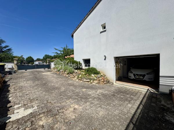 En exclusivité !

Située dans un secteur pavillonnaire calme de la commune de Saïx, cette agréable maison construite en 1985 développe environ 105 m² habitables sur sous-sol aménagé, complétés par un garage d’environ 50 m². L’ensemble est implanté sur une parcelle entièrement clôturée de 627 m² agrémentée d’une piscine sécurisée.

Dès l’entrée, vous découvrez une belle pièce de vie traversante et lumineuse d’environ 45 m² comprenant un salon, un séjour et une cuisine ouverte entièrement équipée. Cet espace convivial offre un accès direct à la terrasse arrière, au jardin et à la piscine, permettant de profiter pleinement des extérieurs.
L’espace nuit se compose de trois chambres d’environ 10 m² chacune, toutes équipées de placards, ainsi que d’une salle de bains avec WC.

Le sous-sol dispose d’une partie aménagée comprenant un espace buanderie ainsi qu’une chambre avec sa salle d’eau et son WC. Il offre également un vaste garage d’environ 50 m² équipé d’une porte motorisée.

À Noter :
Le poteau et les lignes électriques visibles sur les photos sont voués à disparaître dans le cadre d’un aménagement du réseau prévu avant la fin de l’année.

Points techniques :
* Chauffage par pompe à chaleur avec climatisation réversible (un split dans chaque chambre et un dans la pièce de vie) 
* Insert à bois 
* Production d’eau chaude par cumulus de 200 litres 
* Menuiseries en double vitrage avec volets roulants et volets battants en aluminium 
* Assainissement au tout-à-l’égout.

Confortable, fonctionnelle et parfaitement entretenue, cette maison offre un cadre de vie agréable qui répond aux besoins du quotidien.
Le village de Saïx dispose de l’ensemble des commodités nécessaires à la vie quotidienne, accessibles rapidement, avec commerces, services, écoles et infrastructures. La zone commerciale de la Chartreuse se rejoint également en quelques minutes seulement, offrant un accès pratique à une offre complète de commerces et de services.

L’organisation des visites se fait au : 06.51.97.28.57