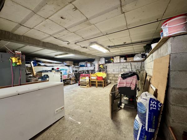 En exclusivité !

Située dans un secteur pavillonnaire calme de la commune de Saïx, cette agréable maison construite en 1985 développe environ 105 m² habitables sur sous-sol aménagé, complétés par un garage d’environ 50 m². L’ensemble est implanté sur une parcelle entièrement clôturée de 627 m² agrémentée d’une piscine sécurisée.

Dès l’entrée, vous découvrez une belle pièce de vie traversante et lumineuse d’environ 45 m² comprenant un salon, un séjour et une cuisine ouverte entièrement équipée. Cet espace convivial offre un accès direct à la terrasse arrière, au jardin et à la piscine, permettant de profiter pleinement des extérieurs.
L’espace nuit se compose de trois chambres d’environ 10 m² chacune, toutes équipées de placards, ainsi que d’une salle de bains avec WC.

Le sous-sol dispose d’une partie aménagée comprenant un espace buanderie ainsi qu’une chambre avec sa salle d’eau et son WC. Il offre également un vaste garage d’environ 50 m² équipé d’une porte motorisée.

À Noter :
Le poteau et les lignes électriques visibles sur les photos sont voués à disparaître dans le cadre d’un aménagement du réseau prévu avant la fin de l’année.

Points techniques :
* Chauffage par pompe à chaleur avec climatisation réversible (un split dans chaque chambre et un dans la pièce de vie) 
* Insert à bois 
* Production d’eau chaude par cumulus de 200 litres 
* Menuiseries en double vitrage avec volets roulants et volets battants en aluminium 
* Assainissement au tout-à-l’égout.

Confortable, fonctionnelle et parfaitement entretenue, cette maison offre un cadre de vie agréable qui répond aux besoins du quotidien.
Le village de Saïx dispose de l’ensemble des commodités nécessaires à la vie quotidienne, accessibles rapidement, avec commerces, services, écoles et infrastructures. La zone commerciale de la Chartreuse se rejoint également en quelques minutes seulement, offrant un accès pratique à une offre complète de commerces et de services.

L’organisation des visites se fait au : 06.51.97.28.57