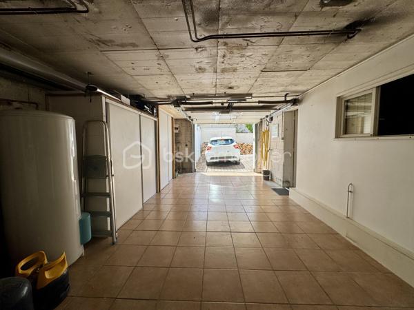 En exclusivité !

Située dans un secteur pavillonnaire calme de la commune de Saïx, cette agréable maison construite en 1985 développe environ 105 m² habitables sur sous-sol aménagé, complétés par un garage d’environ 50 m². L’ensemble est implanté sur une parcelle entièrement clôturée de 627 m² agrémentée d’une piscine sécurisée.

Dès l’entrée, vous découvrez une belle pièce de vie traversante et lumineuse d’environ 45 m² comprenant un salon, un séjour et une cuisine ouverte entièrement équipée. Cet espace convivial offre un accès direct à la terrasse arrière, au jardin et à la piscine, permettant de profiter pleinement des extérieurs.
L’espace nuit se compose de trois chambres d’environ 10 m² chacune, toutes équipées de placards, ainsi que d’une salle de bains avec WC.

Le sous-sol dispose d’une partie aménagée comprenant un espace buanderie ainsi qu’une chambre avec sa salle d’eau et son WC. Il offre également un vaste garage d’environ 50 m² équipé d’une porte motorisée.

À Noter :
Le poteau et les lignes électriques visibles sur les photos sont voués à disparaître dans le cadre d’un aménagement du réseau prévu avant la fin de l’année.

Points techniques :
* Chauffage par pompe à chaleur avec climatisation réversible (un split dans chaque chambre et un dans la pièce de vie) 
* Insert à bois 
* Production d’eau chaude par cumulus de 200 litres 
* Menuiseries en double vitrage avec volets roulants et volets battants en aluminium 
* Assainissement au tout-à-l’égout.

Confortable, fonctionnelle et parfaitement entretenue, cette maison offre un cadre de vie agréable qui répond aux besoins du quotidien.
Le village de Saïx dispose de l’ensemble des commodités nécessaires à la vie quotidienne, accessibles rapidement, avec commerces, services, écoles et infrastructures. La zone commerciale de la Chartreuse se rejoint également en quelques minutes seulement, offrant un accès pratique à une offre complète de commerces et de services.

L’organisation des visites se fait au : 06.51.97.28.57
