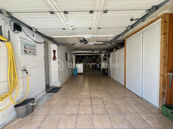En exclusivité !

Située dans un secteur pavillonnaire calme de la commune de Saïx, cette agréable maison construite en 1985 développe environ 105 m² habitables sur sous-sol aménagé, complétés par un garage d’environ 50 m². L’ensemble est implanté sur une parcelle entièrement clôturée de 627 m² agrémentée d’une piscine sécurisée.

Dès l’entrée, vous découvrez une belle pièce de vie traversante et lumineuse d’environ 45 m² comprenant un salon, un séjour et une cuisine ouverte entièrement équipée. Cet espace convivial offre un accès direct à la terrasse arrière, au jardin et à la piscine, permettant de profiter pleinement des extérieurs.
L’espace nuit se compose de trois chambres d’environ 10 m² chacune, toutes équipées de placards, ainsi que d’une salle de bains avec WC.

Le sous-sol dispose d’une partie aménagée comprenant un espace buanderie ainsi qu’une chambre avec sa salle d’eau et son WC. Il offre également un vaste garage d’environ 50 m² équipé d’une porte motorisée.

À Noter :
Le poteau et les lignes électriques visibles sur les photos sont voués à disparaître dans le cadre d’un aménagement du réseau prévu avant la fin de l’année.

Points techniques :
* Chauffage par pompe à chaleur avec climatisation réversible (un split dans chaque chambre et un dans la pièce de vie) 
* Insert à bois 
* Production d’eau chaude par cumulus de 200 litres 
* Menuiseries en double vitrage avec volets roulants et volets battants en aluminium 
* Assainissement au tout-à-l’égout.

Confortable, fonctionnelle et parfaitement entretenue, cette maison offre un cadre de vie agréable qui répond aux besoins du quotidien.
Le village de Saïx dispose de l’ensemble des commodités nécessaires à la vie quotidienne, accessibles rapidement, avec commerces, services, écoles et infrastructures. La zone commerciale de la Chartreuse se rejoint également en quelques minutes seulement, offrant un accès pratique à une offre complète de commerces et de services.

L’organisation des visites se fait au : 06.51.97.28.57