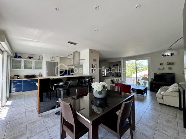 En exclusivité !

Située dans un secteur pavillonnaire calme de la commune de Saïx, cette agréable maison construite en 1985 développe environ 105 m² habitables sur sous-sol aménagé, complétés par un garage d’environ 50 m². L’ensemble est implanté sur une parcelle entièrement clôturée de 627 m² agrémentée d’une piscine sécurisée.

Dès l’entrée, vous découvrez une belle pièce de vie traversante et lumineuse d’environ 45 m² comprenant un salon, un séjour et une cuisine ouverte entièrement équipée. Cet espace convivial offre un accès direct à la terrasse arrière, au jardin et à la piscine, permettant de profiter pleinement des extérieurs.
L’espace nuit se compose de trois chambres d’environ 10 m² chacune, toutes équipées de placards, ainsi que d’une salle de bains avec WC.

Le sous-sol dispose d’une partie aménagée comprenant un espace buanderie ainsi qu’une chambre avec sa salle d’eau et son WC. Il offre également un vaste garage d’environ 50 m² équipé d’une porte motorisée.

À Noter :
Le poteau et les lignes électriques visibles sur les photos sont voués à disparaître dans le cadre d’un aménagement du réseau prévu avant la fin de l’année.

Points techniques :
* Chauffage par pompe à chaleur avec climatisation réversible (un split dans chaque chambre et un dans la pièce de vie) 
* Insert à bois 
* Production d’eau chaude par cumulus de 200 litres 
* Menuiseries en double vitrage avec volets roulants et volets battants en aluminium 
* Assainissement au tout-à-l’égout.

Confortable, fonctionnelle et parfaitement entretenue, cette maison offre un cadre de vie agréable qui répond aux besoins du quotidien.
Le village de Saïx dispose de l’ensemble des commodités nécessaires à la vie quotidienne, accessibles rapidement, avec commerces, services, écoles et infrastructures. La zone commerciale de la Chartreuse se rejoint également en quelques minutes seulement, offrant un accès pratique à une offre complète de commerces et de services.

L’organisation des visites se fait au : 06.51.97.28.57
