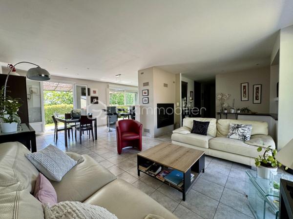 En exclusivité !

Située dans un secteur pavillonnaire calme de la commune de Saïx, cette agréable maison construite en 1985 développe environ 105 m² habitables sur sous-sol aménagé, complétés par un garage d’environ 50 m². L’ensemble est implanté sur une parcelle entièrement clôturée de 627 m² agrémentée d’une piscine sécurisée.

Dès l’entrée, vous découvrez une belle pièce de vie traversante et lumineuse d’environ 45 m² comprenant un salon, un séjour et une cuisine ouverte entièrement équipée. Cet espace convivial offre un accès direct à la terrasse arrière, au jardin et à la piscine, permettant de profiter pleinement des extérieurs.
L’espace nuit se compose de trois chambres d’environ 10 m² chacune, toutes équipées de placards, ainsi que d’une salle de bains avec WC.

Le sous-sol dispose d’une partie aménagée comprenant un espace buanderie ainsi qu’une chambre avec sa salle d’eau et son WC. Il offre également un vaste garage d’environ 50 m² équipé d’une porte motorisée.

À Noter :
Le poteau et les lignes électriques visibles sur les photos sont voués à disparaître dans le cadre d’un aménagement du réseau prévu avant la fin de l’année.

Points techniques :
* Chauffage par pompe à chaleur avec climatisation réversible (un split dans chaque chambre et un dans la pièce de vie) 
* Insert à bois 
* Production d’eau chaude par cumulus de 200 litres 
* Menuiseries en double vitrage avec volets roulants et volets battants en aluminium 
* Assainissement au tout-à-l’égout.

Confortable, fonctionnelle et parfaitement entretenue, cette maison offre un cadre de vie agréable qui répond aux besoins du quotidien.
Le village de Saïx dispose de l’ensemble des commodités nécessaires à la vie quotidienne, accessibles rapidement, avec commerces, services, écoles et infrastructures. La zone commerciale de la Chartreuse se rejoint également en quelques minutes seulement, offrant un accès pratique à une offre complète de commerces et de services.

L’organisation des visites se fait au : 06.51.97.28.57
