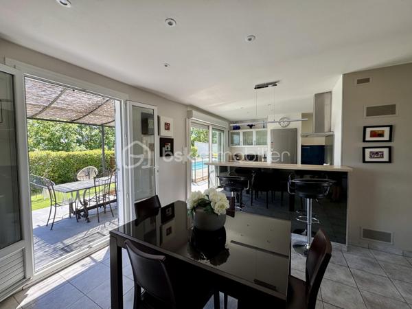 En exclusivité !

Située dans un secteur pavillonnaire calme de la commune de Saïx, cette agréable maison construite en 1985 développe environ 105 m² habitables sur sous-sol aménagé, complétés par un garage d’environ 50 m². L’ensemble est implanté sur une parcelle entièrement clôturée de 627 m² agrémentée d’une piscine sécurisée.

Dès l’entrée, vous découvrez une belle pièce de vie traversante et lumineuse d’environ 45 m² comprenant un salon, un séjour et une cuisine ouverte entièrement équipée. Cet espace convivial offre un accès direct à la terrasse arrière, au jardin et à la piscine, permettant de profiter pleinement des extérieurs.
L’espace nuit se compose de trois chambres d’environ 10 m² chacune, toutes équipées de placards, ainsi que d’une salle de bains avec WC.

Le sous-sol dispose d’une partie aménagée comprenant un espace buanderie ainsi qu’une chambre avec sa salle d’eau et son WC. Il offre également un vaste garage d’environ 50 m² équipé d’une porte motorisée.

À Noter :
Le poteau et les lignes électriques visibles sur les photos sont voués à disparaître dans le cadre d’un aménagement du réseau prévu avant la fin de l’année.

Points techniques :
* Chauffage par pompe à chaleur avec climatisation réversible (un split dans chaque chambre et un dans la pièce de vie) 
* Insert à bois 
* Production d’eau chaude par cumulus de 200 litres 
* Menuiseries en double vitrage avec volets roulants et volets battants en aluminium 
* Assainissement au tout-à-l’égout.

Confortable, fonctionnelle et parfaitement entretenue, cette maison offre un cadre de vie agréable qui répond aux besoins du quotidien.
Le village de Saïx dispose de l’ensemble des commodités nécessaires à la vie quotidienne, accessibles rapidement, avec commerces, services, écoles et infrastructures. La zone commerciale de la Chartreuse se rejoint également en quelques minutes seulement, offrant un accès pratique à une offre complète de commerces et de services.

L’organisation des visites se fait au : 06.51.97.28.57
