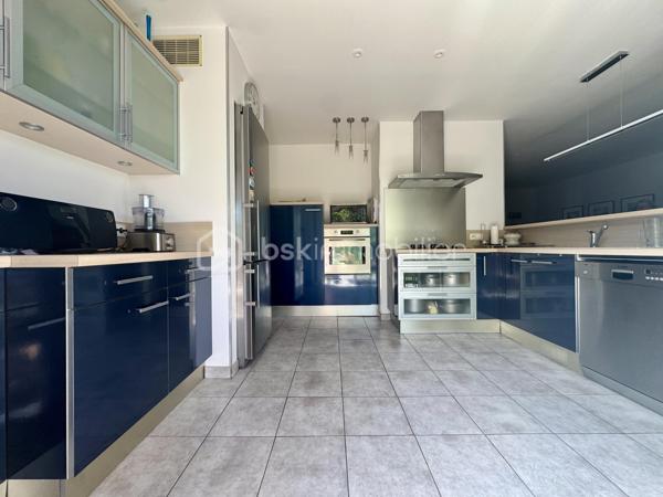 En exclusivité !

Située dans un secteur pavillonnaire calme de la commune de Saïx, cette agréable maison construite en 1985 développe environ 105 m² habitables sur sous-sol aménagé, complétés par un garage d’environ 50 m². L’ensemble est implanté sur une parcelle entièrement clôturée de 627 m² agrémentée d’une piscine sécurisée.

Dès l’entrée, vous découvrez une belle pièce de vie traversante et lumineuse d’environ 45 m² comprenant un salon, un séjour et une cuisine ouverte entièrement équipée. Cet espace convivial offre un accès direct à la terrasse arrière, au jardin et à la piscine, permettant de profiter pleinement des extérieurs.
L’espace nuit se compose de trois chambres d’environ 10 m² chacune, toutes équipées de placards, ainsi que d’une salle de bains avec WC.

Le sous-sol dispose d’une partie aménagée comprenant un espace buanderie ainsi qu’une chambre avec sa salle d’eau et son WC. Il offre également un vaste garage d’environ 50 m² équipé d’une porte motorisée.

À Noter :
Le poteau et les lignes électriques visibles sur les photos sont voués à disparaître dans le cadre d’un aménagement du réseau prévu avant la fin de l’année.

Points techniques :
* Chauffage par pompe à chaleur avec climatisation réversible (un split dans chaque chambre et un dans la pièce de vie) 
* Insert à bois 
* Production d’eau chaude par cumulus de 200 litres 
* Menuiseries en double vitrage avec volets roulants et volets battants en aluminium 
* Assainissement au tout-à-l’égout.

Confortable, fonctionnelle et parfaitement entretenue, cette maison offre un cadre de vie agréable qui répond aux besoins du quotidien.
Le village de Saïx dispose de l’ensemble des commodités nécessaires à la vie quotidienne, accessibles rapidement, avec commerces, services, écoles et infrastructures. La zone commerciale de la Chartreuse se rejoint également en quelques minutes seulement, offrant un accès pratique à une offre complète de commerces et de services.

L’organisation des visites se fait au : 06.51.97.28.57