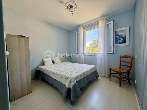 En exclusivité !

Située dans un secteur pavillonnaire calme de la commune de Saïx, cette agréable maison construite en 1985 développe environ 105 m² habitables sur sous-sol aménagé, complétés par un garage d’environ 50 m². L’ensemble est implanté sur une parcelle entièrement clôturée de 627 m² agrémentée d’une piscine sécurisée.

Dès l’entrée, vous découvrez une belle pièce de vie traversante et lumineuse d’environ 45 m² comprenant un salon, un séjour et une cuisine ouverte entièrement équipée. Cet espace convivial offre un accès direct à la terrasse arrière, au jardin et à la piscine, permettant de profiter pleinement des extérieurs.
L’espace nuit se compose de trois chambres d’environ 10 m² chacune, toutes équipées de placards, ainsi que d’une salle de bains avec WC.

Le sous-sol dispose d’une partie aménagée comprenant un espace buanderie ainsi qu’une chambre avec sa salle d’eau et son WC. Il offre également un vaste garage d’environ 50 m² équipé d’une porte motorisée.

À Noter :
Le poteau et les lignes électriques visibles sur les photos sont voués à disparaître dans le cadre d’un aménagement du réseau prévu avant la fin de l’année.

Points techniques :
* Chauffage par pompe à chaleur avec climatisation réversible (un split dans chaque chambre et un dans la pièce de vie) 
* Insert à bois 
* Production d’eau chaude par cumulus de 200 litres 
* Menuiseries en double vitrage avec volets roulants et volets battants en aluminium 
* Assainissement au tout-à-l’égout.

Confortable, fonctionnelle et parfaitement entretenue, cette maison offre un cadre de vie agréable qui répond aux besoins du quotidien.
Le village de Saïx dispose de l’ensemble des commodités nécessaires à la vie quotidienne, accessibles rapidement, avec commerces, services, écoles et infrastructures. La zone commerciale de la Chartreuse se rejoint également en quelques minutes seulement, offrant un accès pratique à une offre complète de commerces et de services.

L’organisation des visites se fait au : 06.51.97.28.57