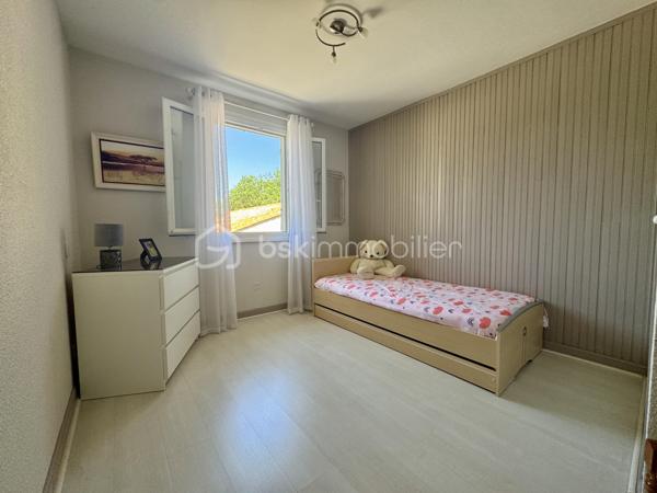 En exclusivité !

Située dans un secteur pavillonnaire calme de la commune de Saïx, cette agréable maison construite en 1985 développe environ 105 m² habitables sur sous-sol aménagé, complétés par un garage d’environ 50 m². L’ensemble est implanté sur une parcelle entièrement clôturée de 627 m² agrémentée d’une piscine sécurisée.

Dès l’entrée, vous découvrez une belle pièce de vie traversante et lumineuse d’environ 45 m² comprenant un salon, un séjour et une cuisine ouverte entièrement équipée. Cet espace convivial offre un accès direct à la terrasse arrière, au jardin et à la piscine, permettant de profiter pleinement des extérieurs.
L’espace nuit se compose de trois chambres d’environ 10 m² chacune, toutes équipées de placards, ainsi que d’une salle de bains avec WC.

Le sous-sol dispose d’une partie aménagée comprenant un espace buanderie ainsi qu’une chambre avec sa salle d’eau et son WC. Il offre également un vaste garage d’environ 50 m² équipé d’une porte motorisée.

À Noter :
Le poteau et les lignes électriques visibles sur les photos sont voués à disparaître dans le cadre d’un aménagement du réseau prévu avant la fin de l’année.

Points techniques :
* Chauffage par pompe à chaleur avec climatisation réversible (un split dans chaque chambre et un dans la pièce de vie) 
* Insert à bois 
* Production d’eau chaude par cumulus de 200 litres 
* Menuiseries en double vitrage avec volets roulants et volets battants en aluminium 
* Assainissement au tout-à-l’égout.

Confortable, fonctionnelle et parfaitement entretenue, cette maison offre un cadre de vie agréable qui répond aux besoins du quotidien.
Le village de Saïx dispose de l’ensemble des commodités nécessaires à la vie quotidienne, accessibles rapidement, avec commerces, services, écoles et infrastructures. La zone commerciale de la Chartreuse se rejoint également en quelques minutes seulement, offrant un accès pratique à une offre complète de commerces et de services.

L’organisation des visites se fait au : 06.51.97.28.57