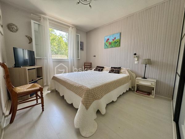 En exclusivité !

Située dans un secteur pavillonnaire calme de la commune de Saïx, cette agréable maison construite en 1985 développe environ 105 m² habitables sur sous-sol aménagé, complétés par un garage d’environ 50 m². L’ensemble est implanté sur une parcelle entièrement clôturée de 627 m² agrémentée d’une piscine sécurisée.

Dès l’entrée, vous découvrez une belle pièce de vie traversante et lumineuse d’environ 45 m² comprenant un salon, un séjour et une cuisine ouverte entièrement équipée. Cet espace convivial offre un accès direct à la terrasse arrière, au jardin et à la piscine, permettant de profiter pleinement des extérieurs.
L’espace nuit se compose de trois chambres d’environ 10 m² chacune, toutes équipées de placards, ainsi que d’une salle de bains avec WC.

Le sous-sol dispose d’une partie aménagée comprenant un espace buanderie ainsi qu’une chambre avec sa salle d’eau et son WC. Il offre également un vaste garage d’environ 50 m² équipé d’une porte motorisée.

À Noter :
Le poteau et les lignes électriques visibles sur les photos sont voués à disparaître dans le cadre d’un aménagement du réseau prévu avant la fin de l’année.

Points techniques :
* Chauffage par pompe à chaleur avec climatisation réversible (un split dans chaque chambre et un dans la pièce de vie) 
* Insert à bois 
* Production d’eau chaude par cumulus de 200 litres 
* Menuiseries en double vitrage avec volets roulants et volets battants en aluminium 
* Assainissement au tout-à-l’égout.

Confortable, fonctionnelle et parfaitement entretenue, cette maison offre un cadre de vie agréable qui répond aux besoins du quotidien.
Le village de Saïx dispose de l’ensemble des commodités nécessaires à la vie quotidienne, accessibles rapidement, avec commerces, services, écoles et infrastructures. La zone commerciale de la Chartreuse se rejoint également en quelques minutes seulement, offrant un accès pratique à une offre complète de commerces et de services.

L’organisation des visites se fait au : 06.51.97.28.57