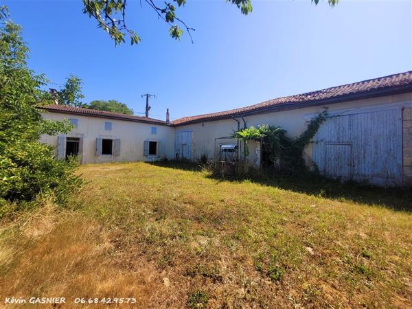 LES PINS (16260) : Maison de campagne + nombreuses dépendances