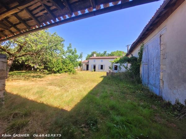 LES PINS (16260) : Maison de campagne + nombreuses dépendances