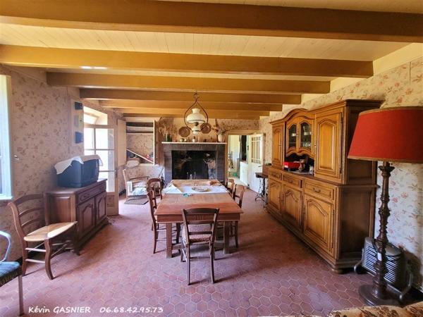 LES PINS (16260) : Maison de campagne + nombreuses dépendances