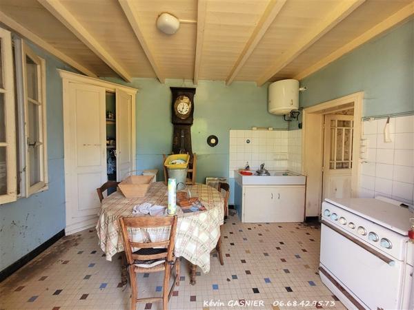 LES PINS (16260) : Maison de campagne + nombreuses dépendances