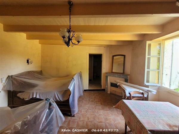 LES PINS (16260) : Maison de campagne + nombreuses dépendances