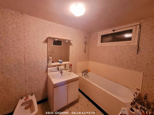 LES PINS (16260) : Maison de campagne + nombreuses dépendances