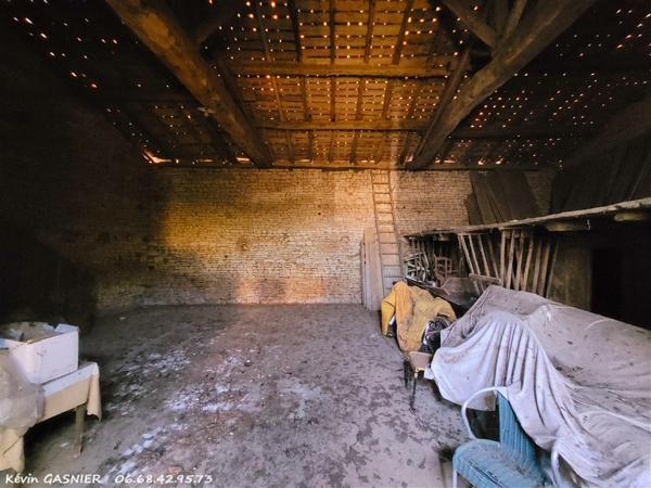 LES PINS (16260) : Maison de campagne + nombreuses dépendances