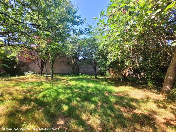 LES PINS (16260) : Maison de campagne + nombreuses dépendances