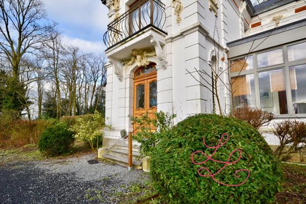 Château et sa maison de gardien dans un beau parc boisé.