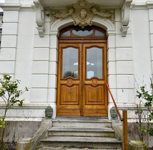 Château et sa maison de gardien dans un beau parc boisé.