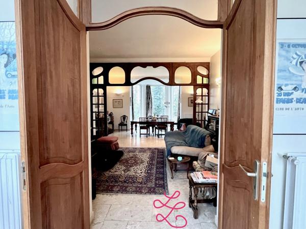 Château et sa maison de gardien dans un beau parc boisé.