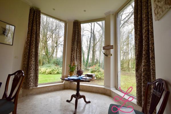 Château et sa maison de gardien dans un beau parc boisé.