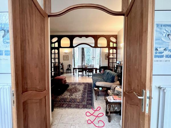 Château et sa maison de gardien dans un beau parc boisé.