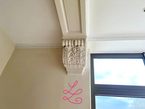 Château et sa maison de gardien dans un beau parc boisé.