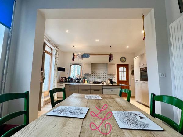 Château et sa maison de gardien dans un beau parc boisé.