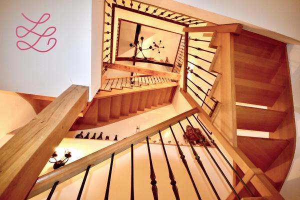 Château et sa maison de gardien dans un beau parc boisé.