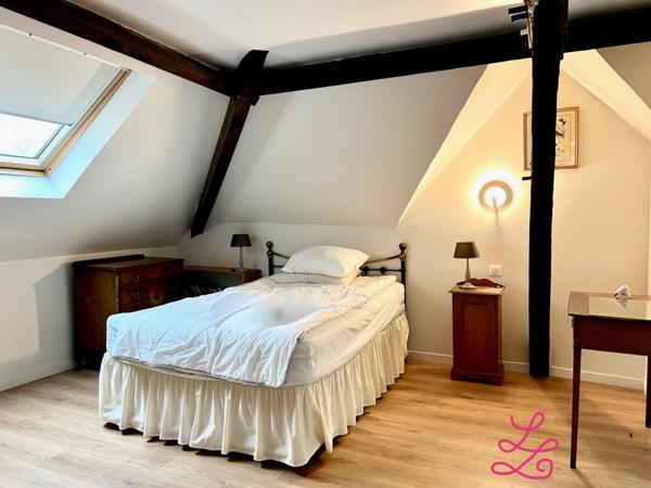 Château et sa maison de gardien dans un beau parc boisé.