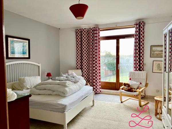 Château et sa maison de gardien dans un beau parc boisé.