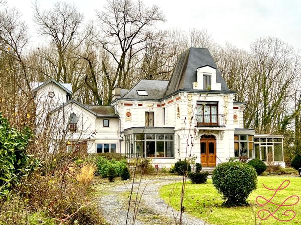 Château et sa maison de gardien dans un beau parc boisé.