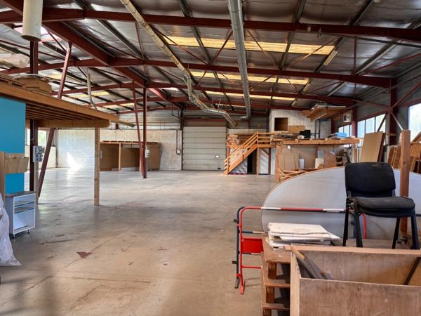 BÂTIMENT D’ACTIVITÉ INDÉPENDANT À VENDRE – 1 991 m² – TERRAIN 4 500 m² – ACCÈS A89 IMMÉDIAT – Lentilly