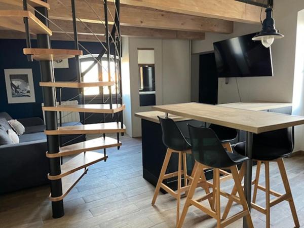 Maison en pierre avec piscine sur 8500 m² de terrain Bessas 10 pièce(s) 244 m2