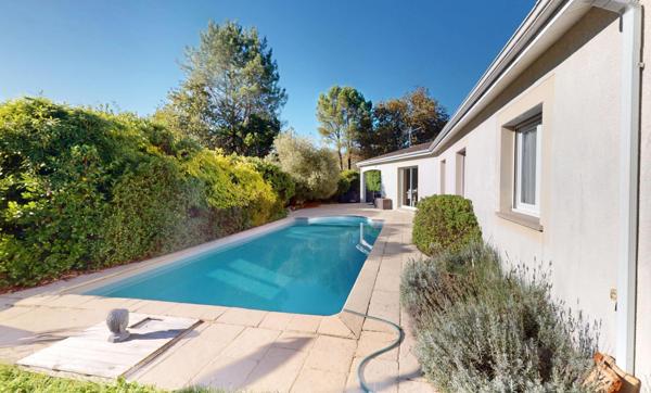 CALME/ JARDIN AVEC PISCINE et TERRASSES COUVERTES/ MAISON CLE EN MAIN